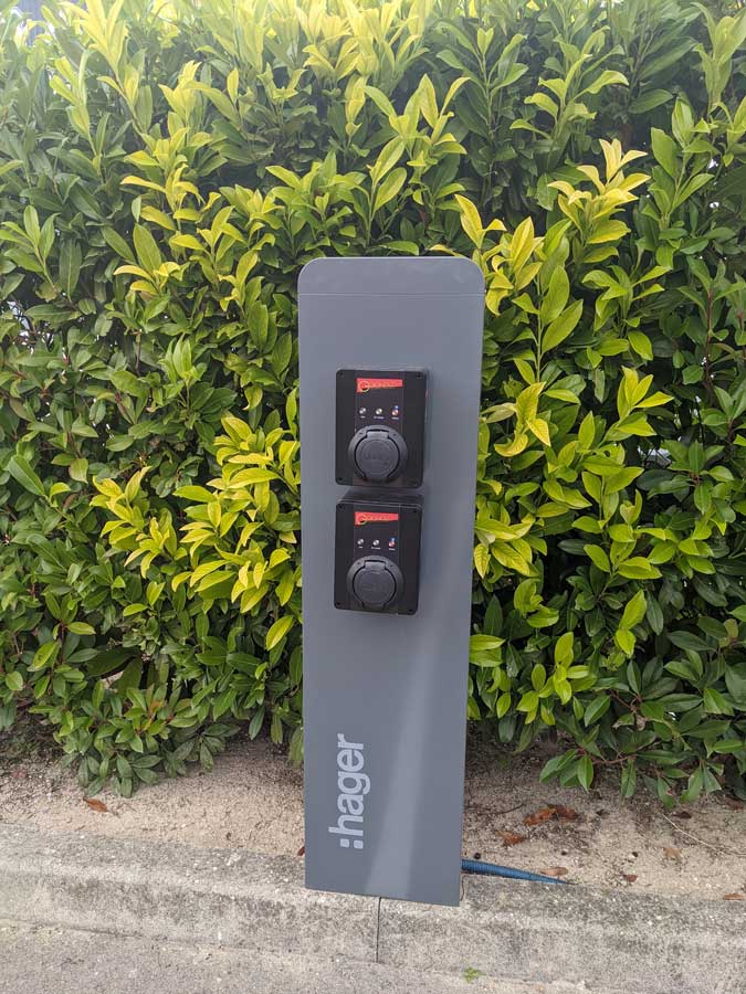 Borne de recharge double installée par S. GRIGNOLO Borne de recharge double installée par S. GRIGNOLO