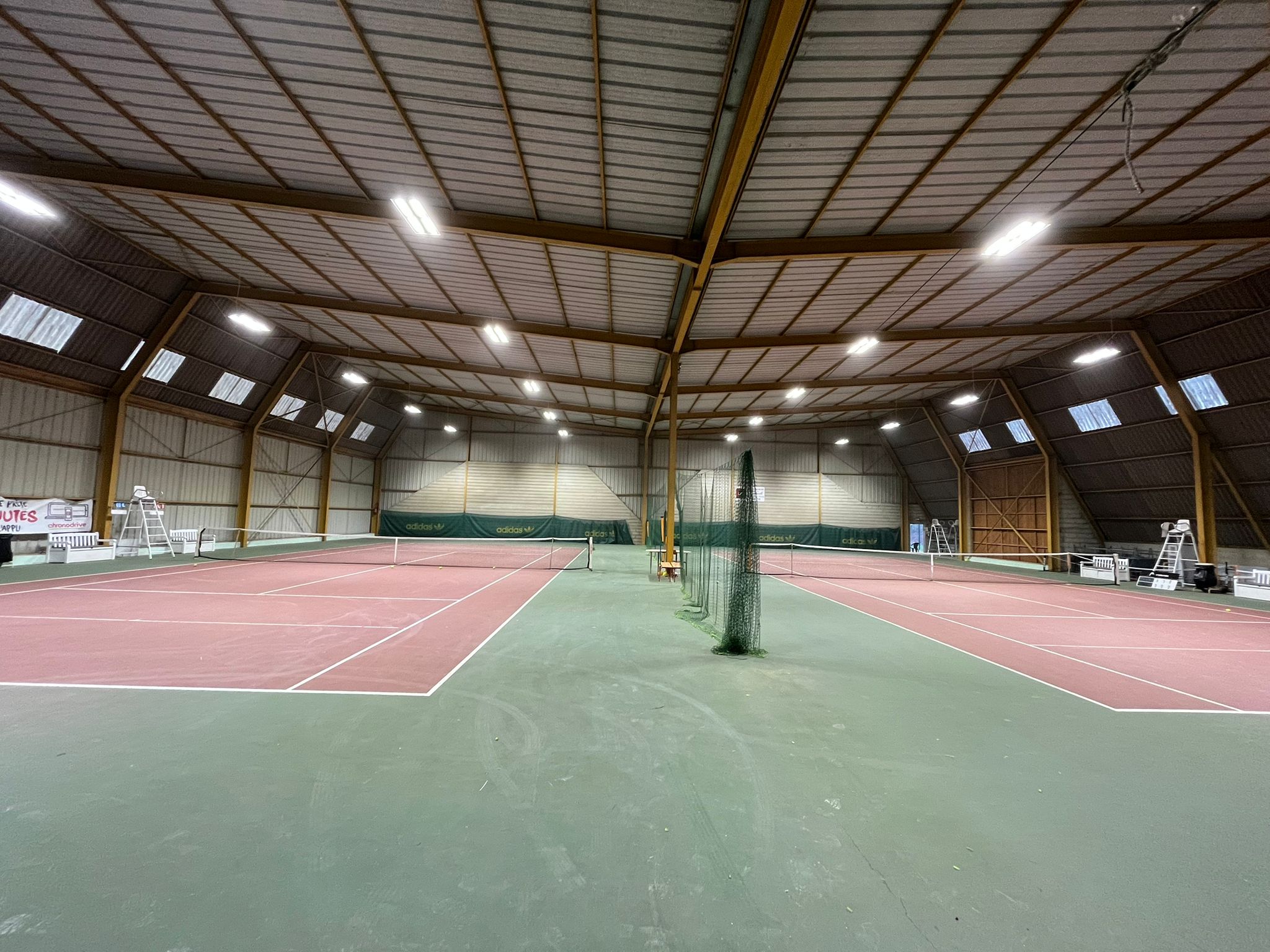 Courts de tennis couverts éclairés en LED Courts de tennis couverts éclairés en LED